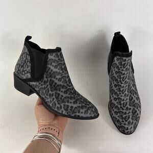 Betabrand chelsea pull on women's size 8 animal print cheetah ankle booties